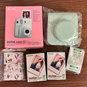 Fujifilm Instax Mini 12 in Soft Green Full Set